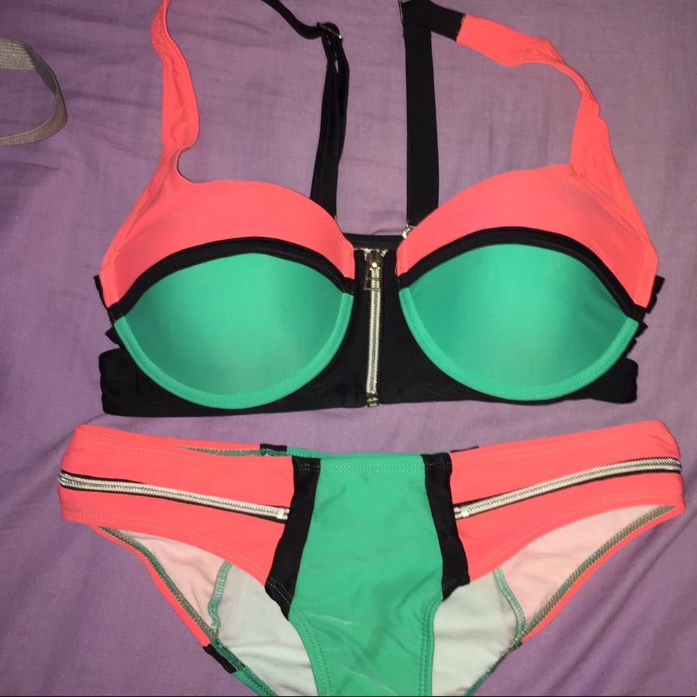 bikini - Picture 3 of 3